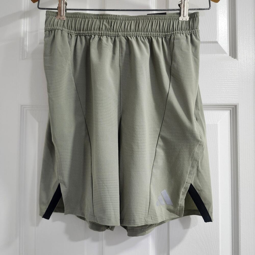 ❤️NWT❤️ Adidas Men's Silver Shorts